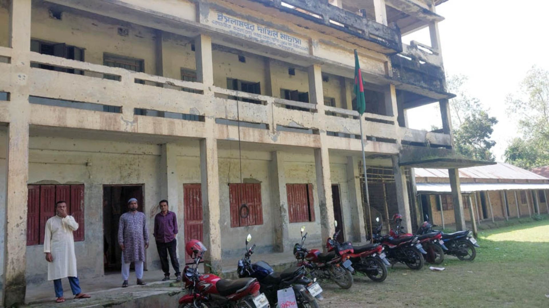 বগুড়ার ধুনটে কর্মস্থলে অনুপস্থিত থেকেও নিয়মিত বেতন তোলেন শিক্ষক